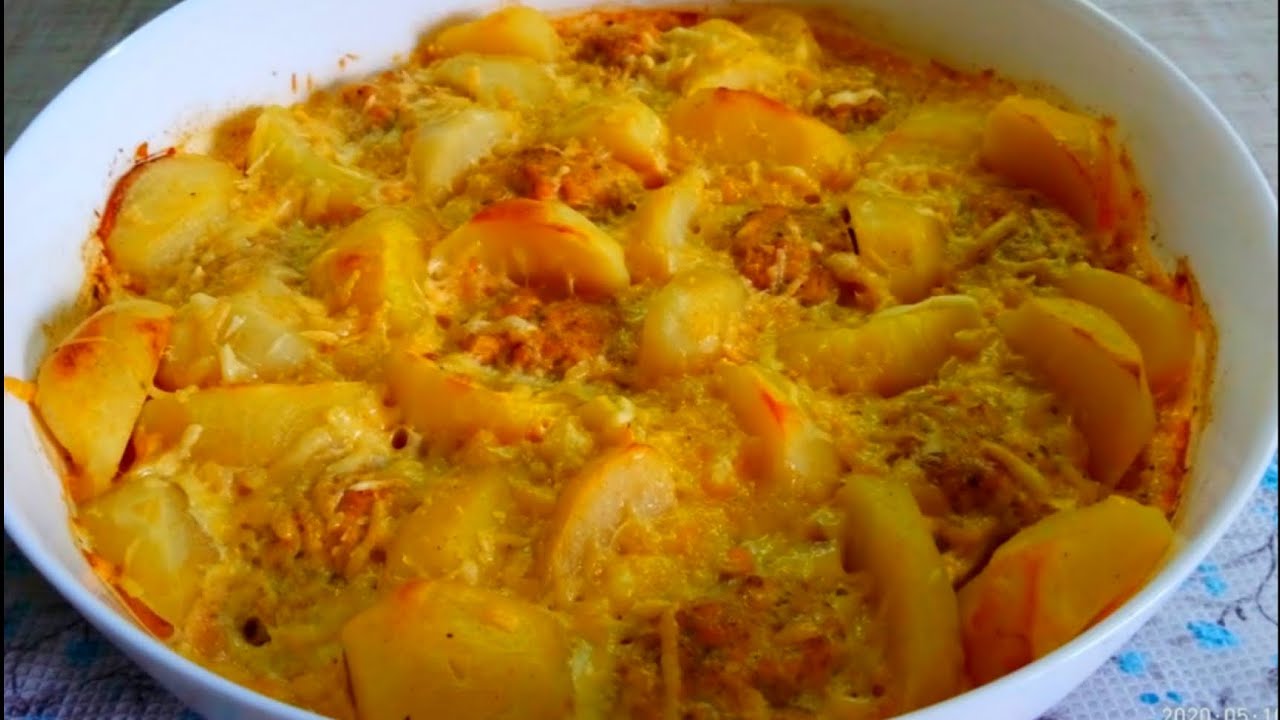 Котлеты, запечённые в духовке, с картошкой.