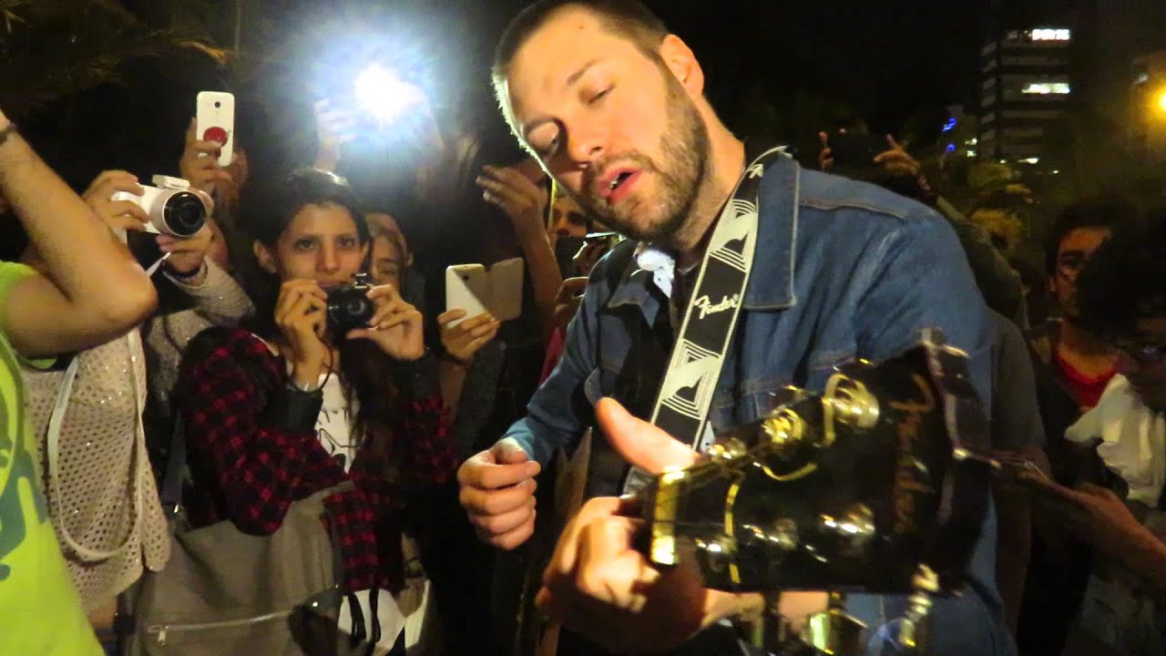 Tom Meighan fom Kasabian singing with peruvian fans