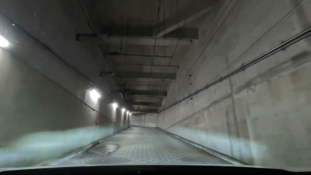 新宿パークタワー・駐車場
