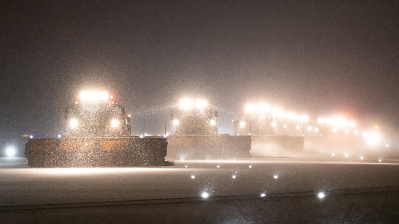 Winter op Schiphol: sneeuwvloot 's nachts in actie ❄️