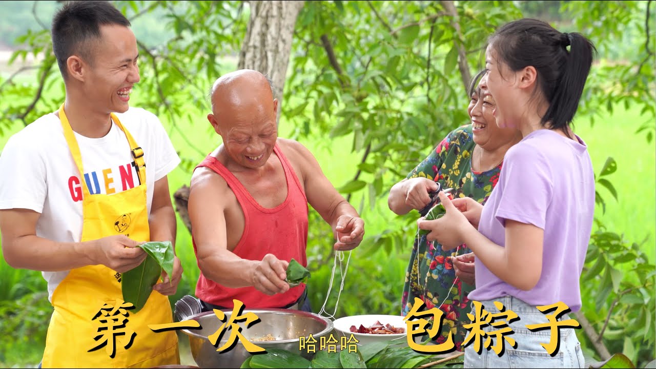 王刚第一次尝试自己包粽子，让红案厨师做白案还需更多学习，味道不错，但米没泡够