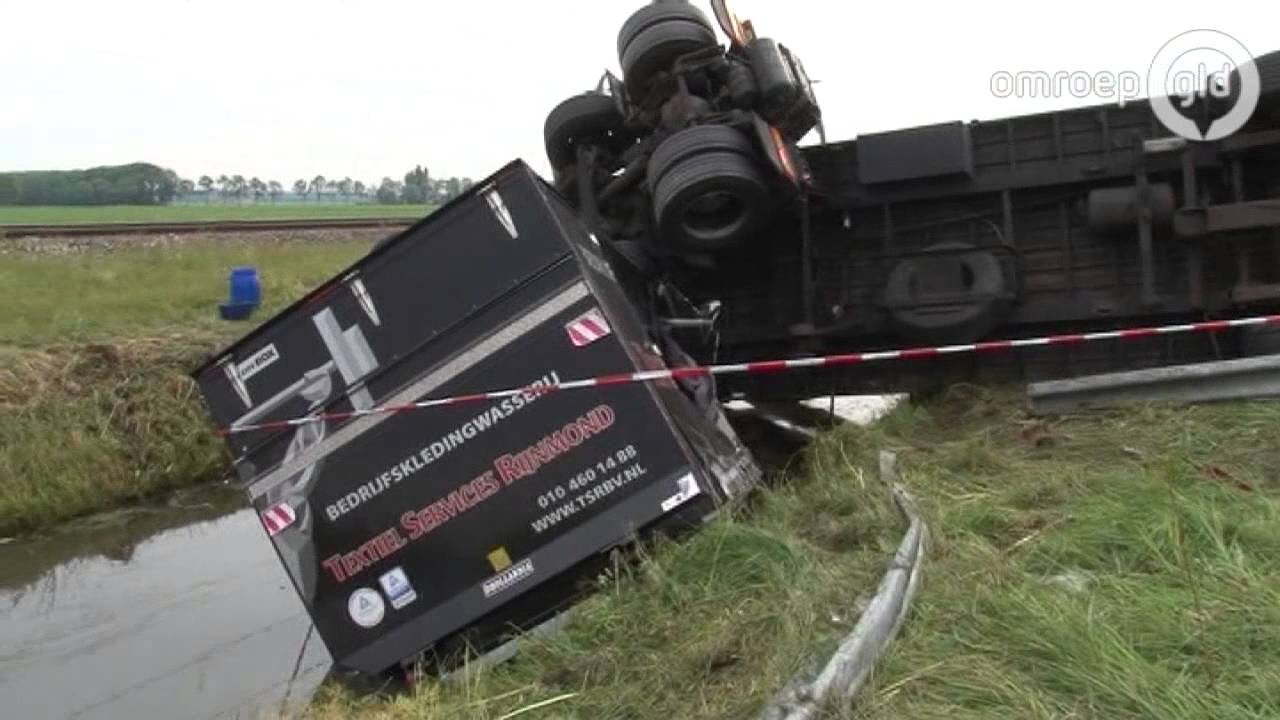 Twee gewonden door vrachtwagenongeluk op A15