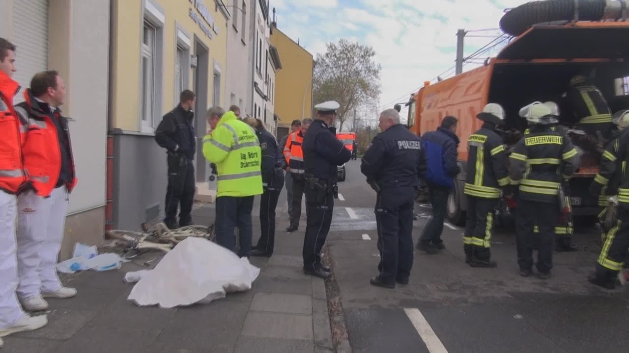 Radfahrerin bei Unfall mit Kehrmaschine tödlich verunglückt + O-Ton Pressesprecher (Rohmaterial)