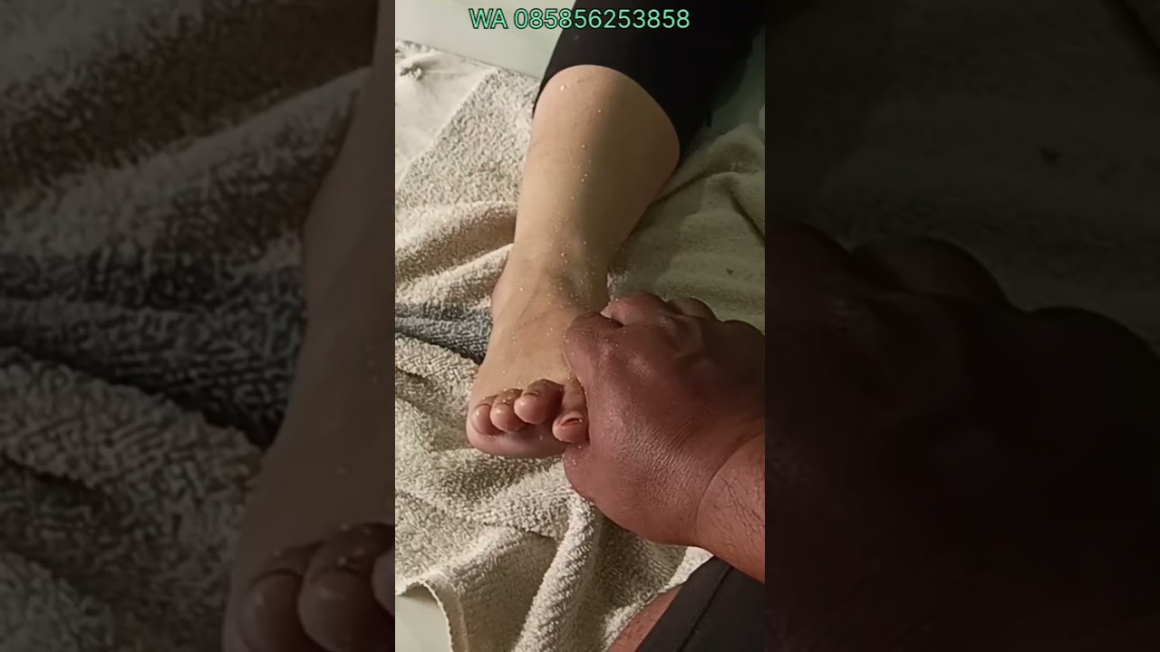 Memijat kaki wanita muda 