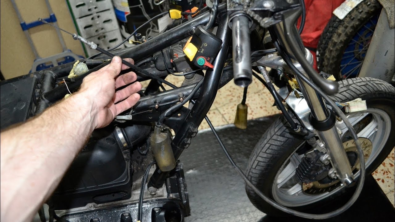 RESTAURACIÓN BMW K75 1987 (Parte 20) | Desmontaje cables acelerador, choke y embrague