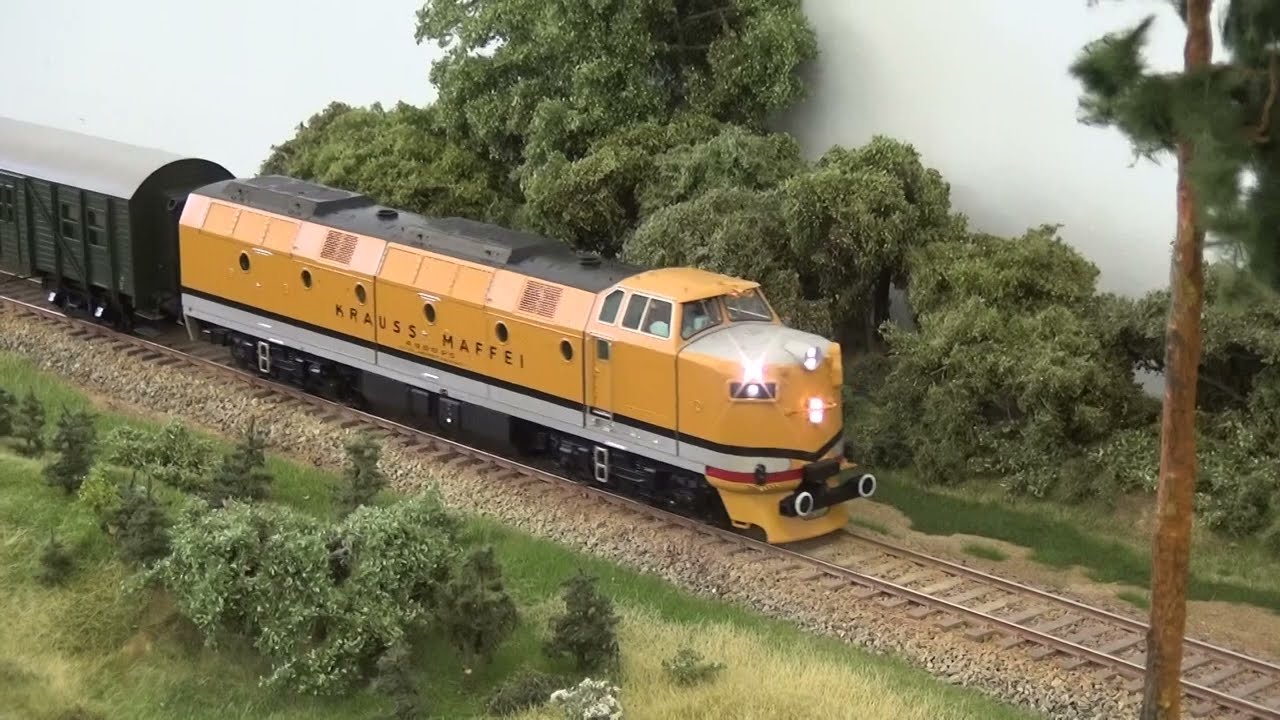Spur 0 Kraus-Maffei ML-4000 auf Testfahrt auf einer deutschen Nebenbahn.