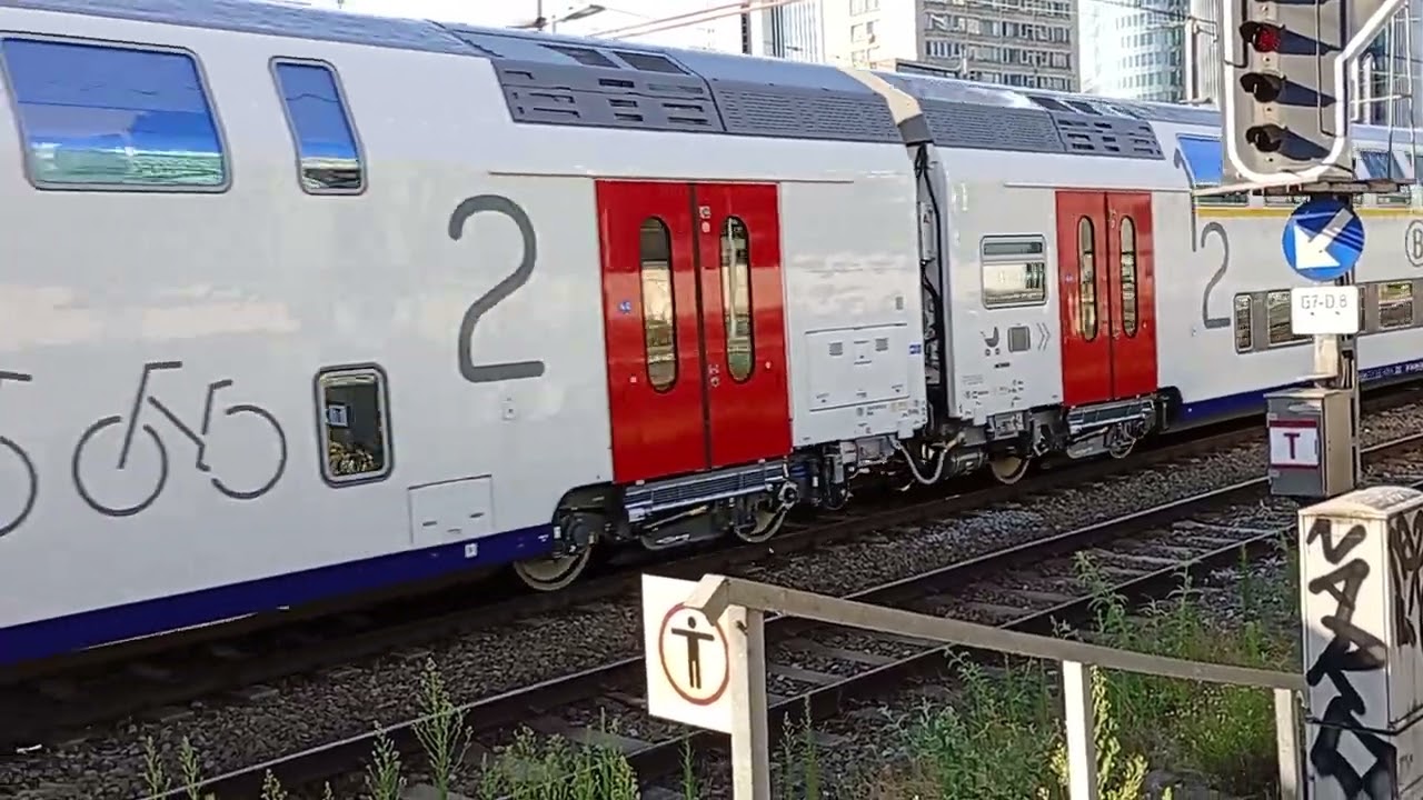 Een paar treinen en een ICE naar Frankfurt in Brussel-noord