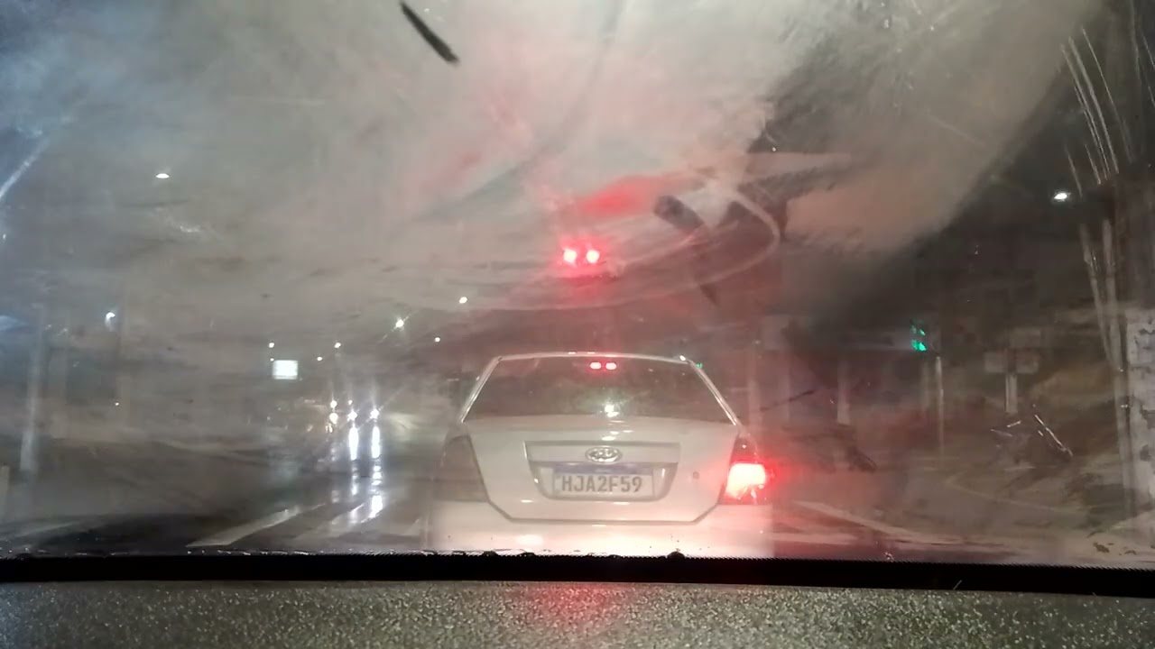 Dirigindo na chuva a noite.