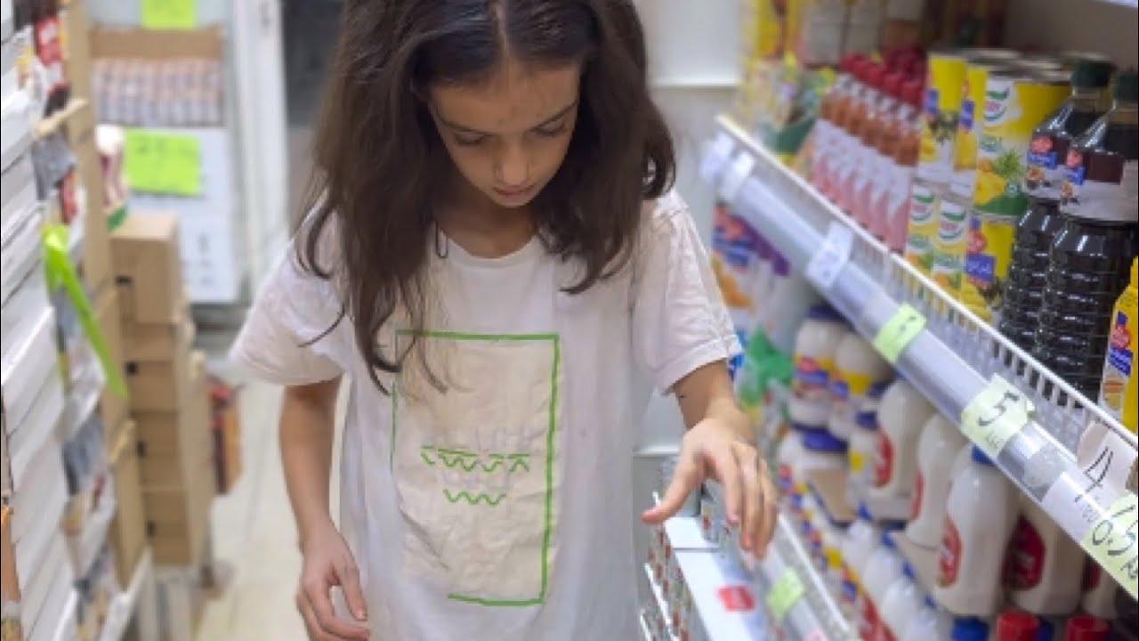 رجل ملياردير يرسل طفله فقيرة الى بقاله ويجعلها تكسر البقاله لن تصدق لماذا فعل هذا الفعل؟؟