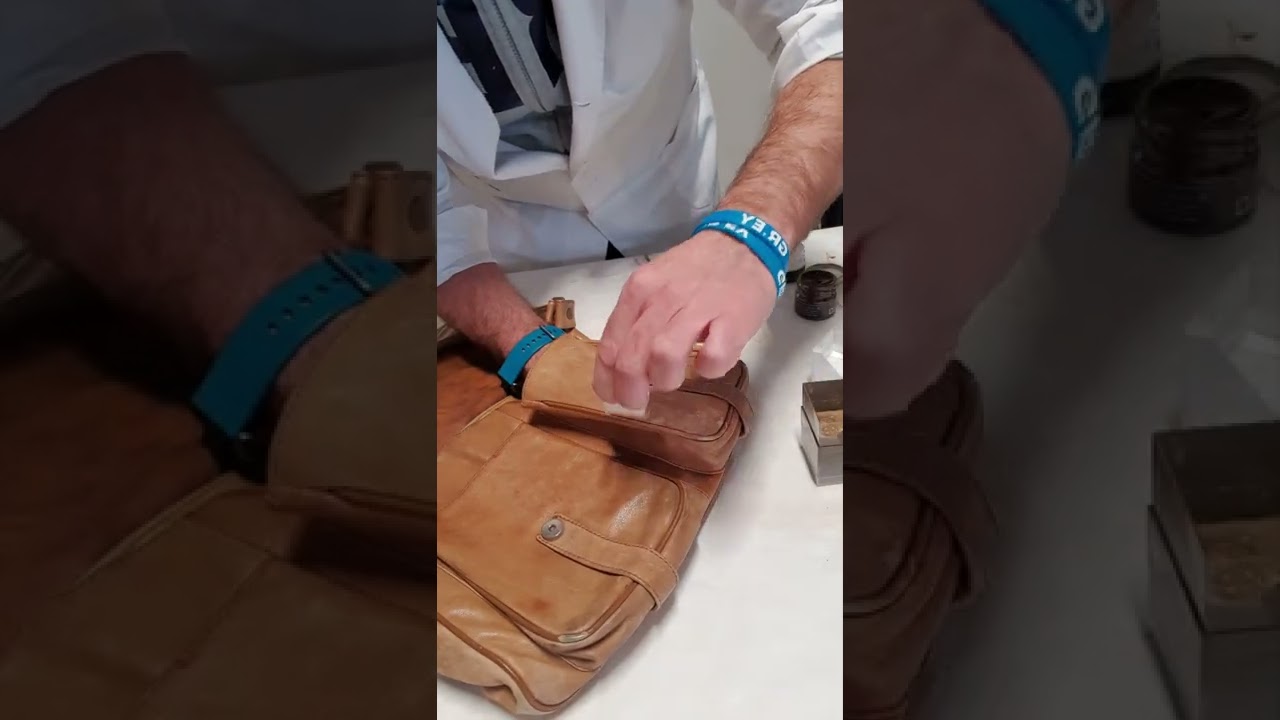 Ripristino danno da penna su borsa in pelle