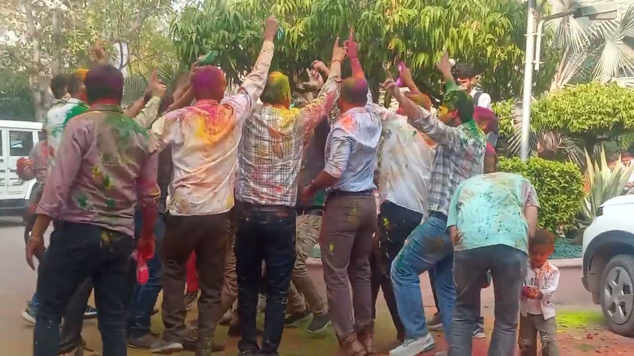 रंगों का त्योहार होली का आनंद उठाते 