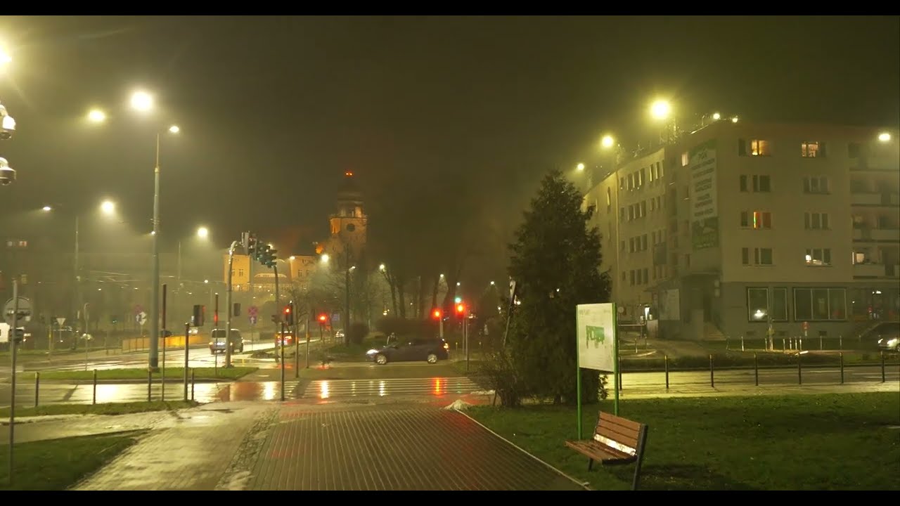 ELBLĄG Nocą spacer w nieznane dzielnicami miasta tu i tam przed siebie w deszczową pogodę