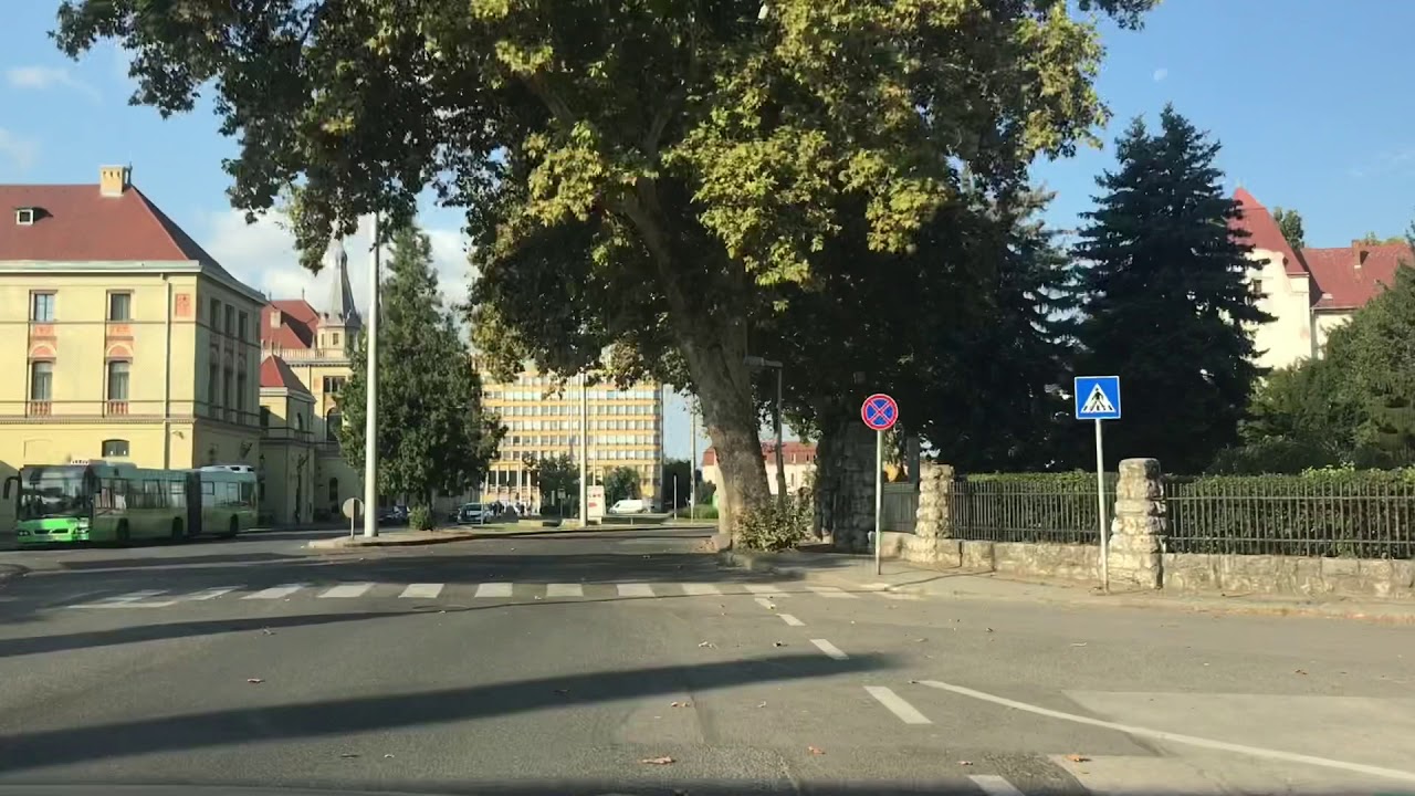 Közlekedés a pécsi vasútállomás előtt