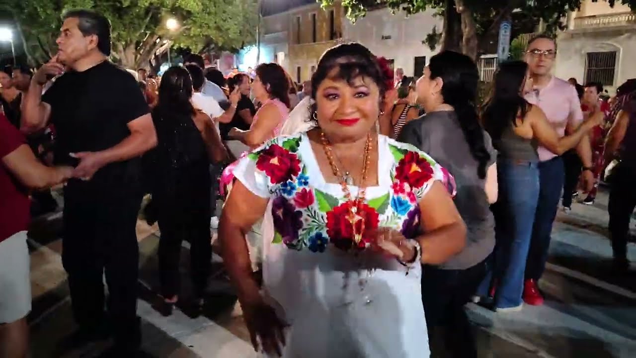 19 agosto 2025 Baile en el parque de Santiago, Mérida, Yucatán. Video 2.