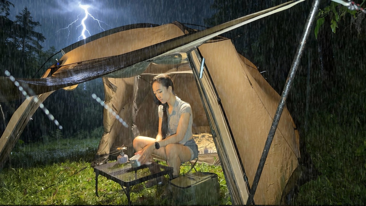 THE CRAZIEST RAIN AND LIGHTNING I'VE EVER EXPERIENCED‼️ 🌧 Solo camping in Heavy Rain