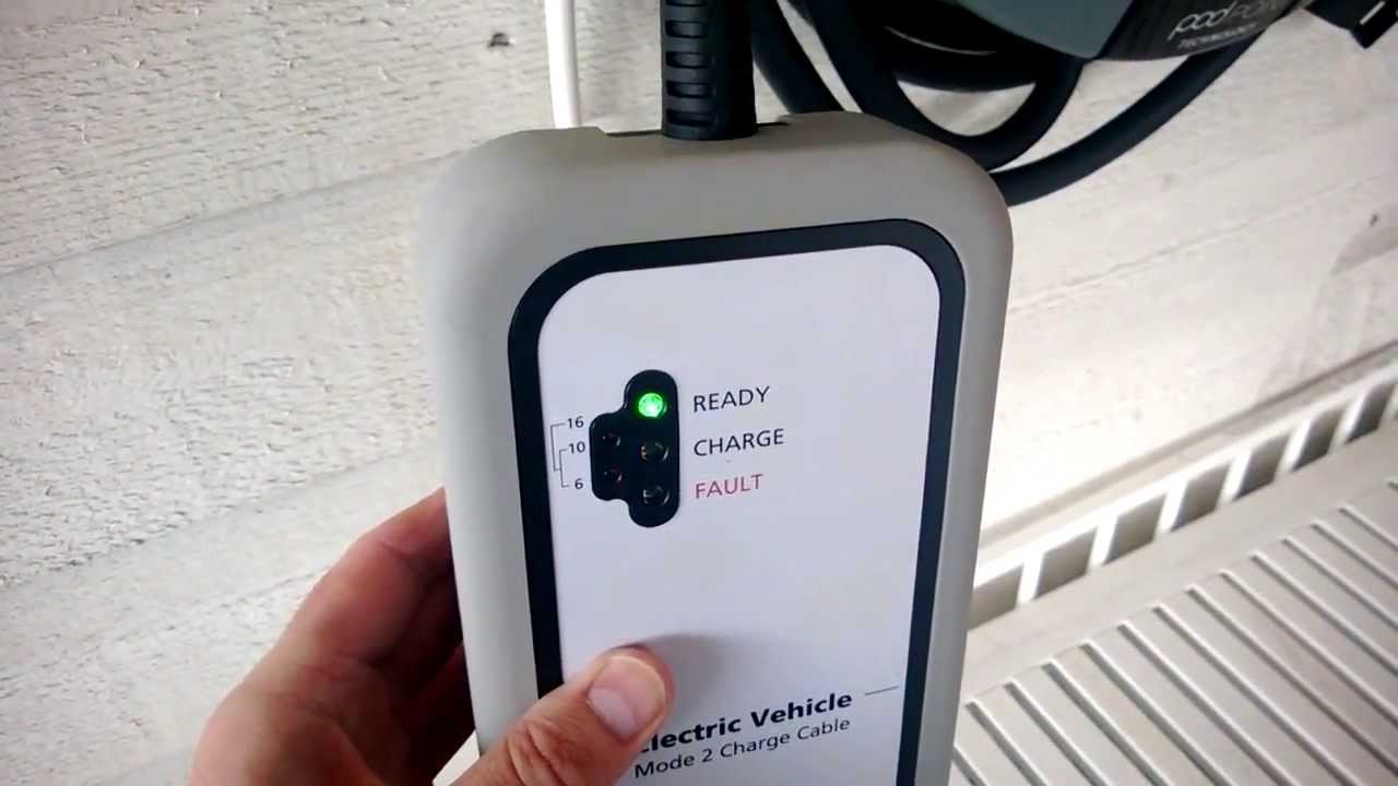 Opladning af en Renault Fluence Z.E. med et ladekabel med styreboks fra Dansk Elbil Support