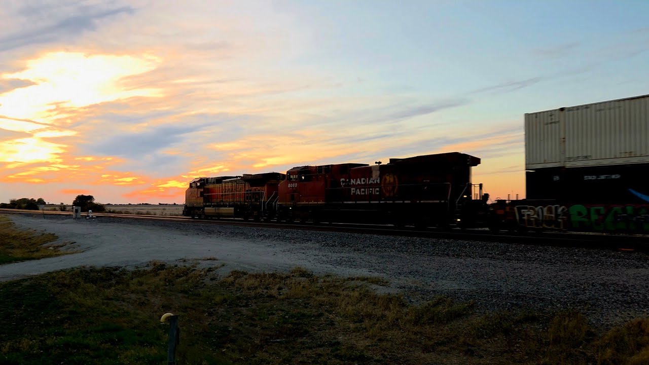 BNSF Q-CHILPK Heads West into the Sunset
