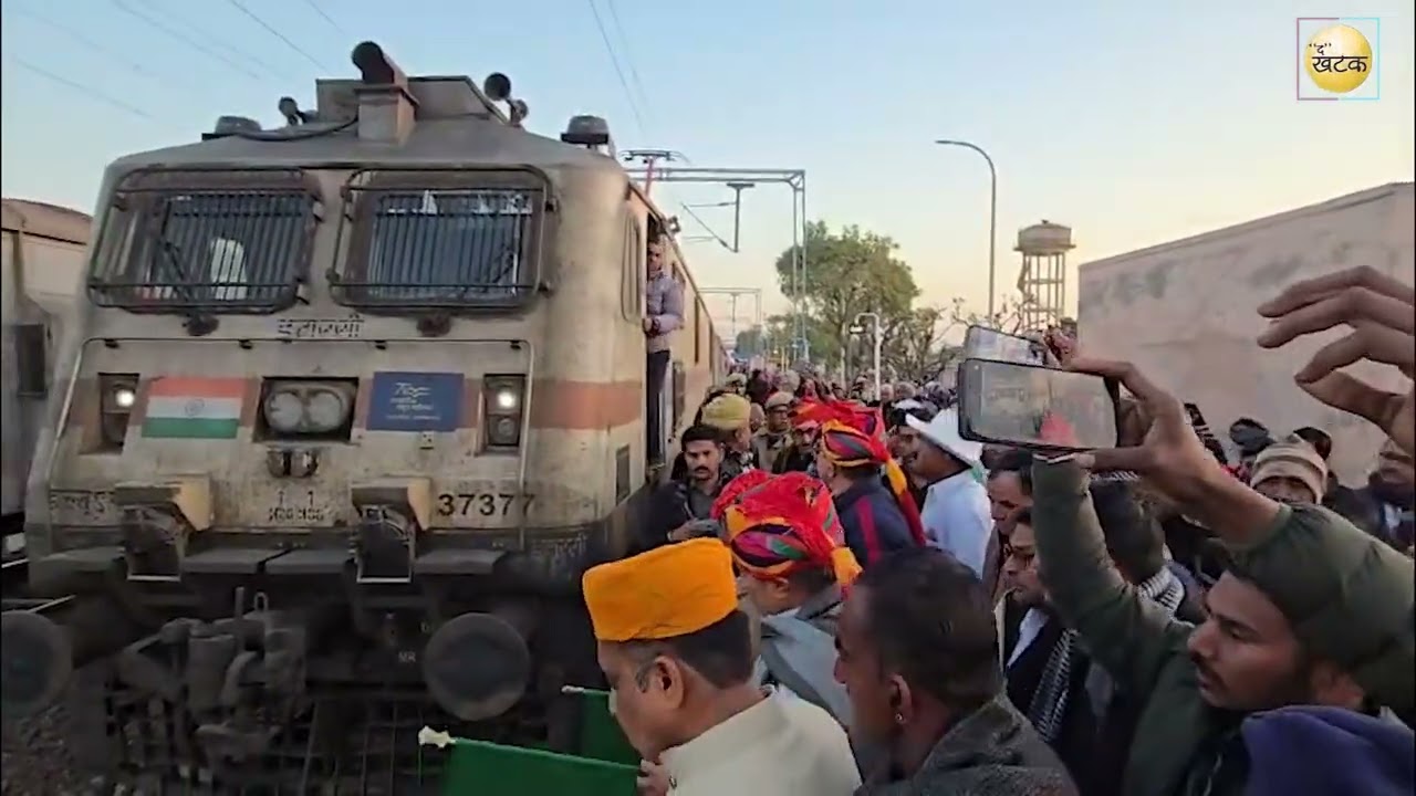मोकलसर में ऐतिहासिक दिन! सांसद उम्मेदाराम बेनीवाल ने दिखाई चेन्नई एक्सप्रेस को हरी झंडी,प्रवासियो मे