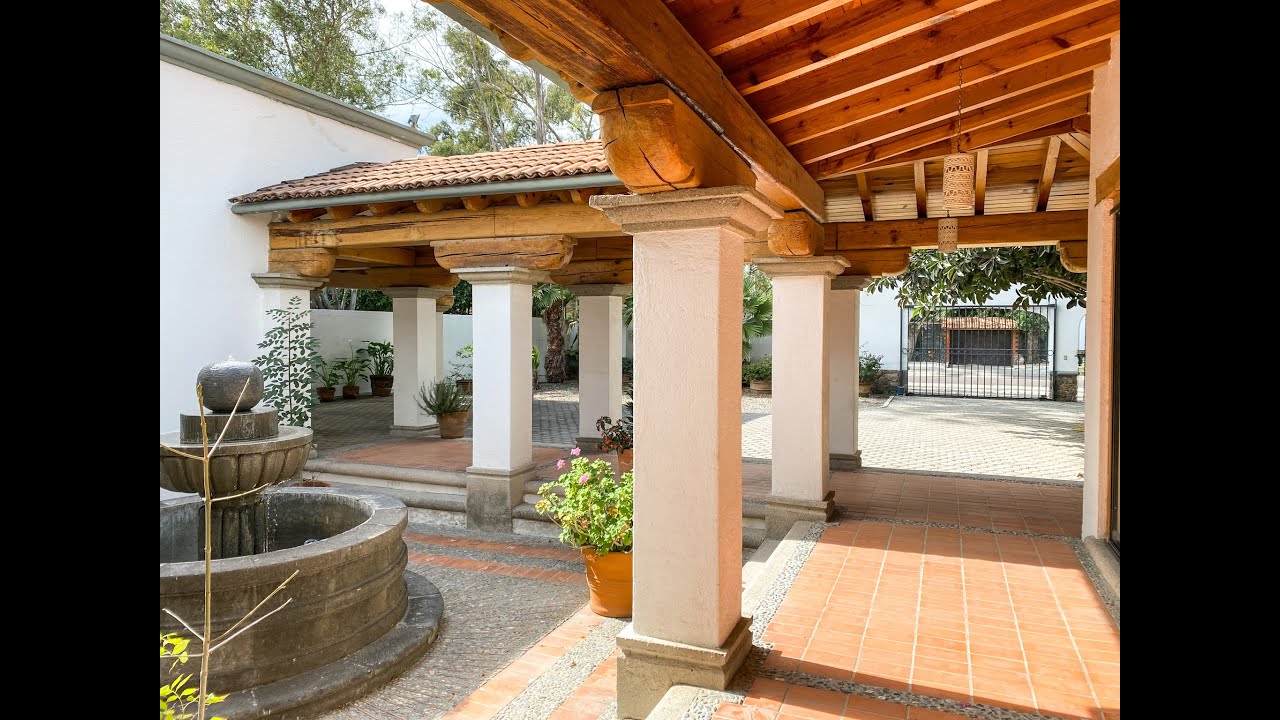 Venta Casa Jurica de una planta con patios y fuente Becerra y Asociados Bienes Raices Querétaro