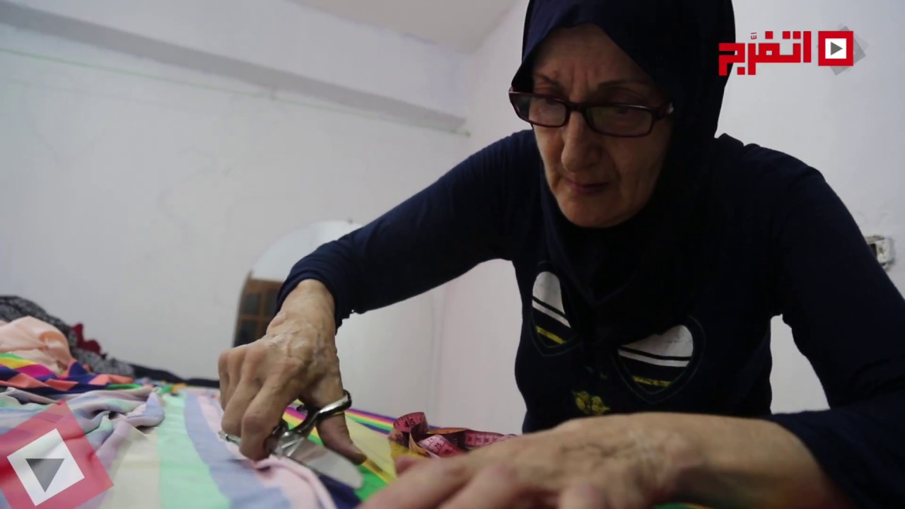 اتفرج | مصنع سوري للملابس في حلوان «تصميم وقص وتفصيل» بثلاثة عمال فقط