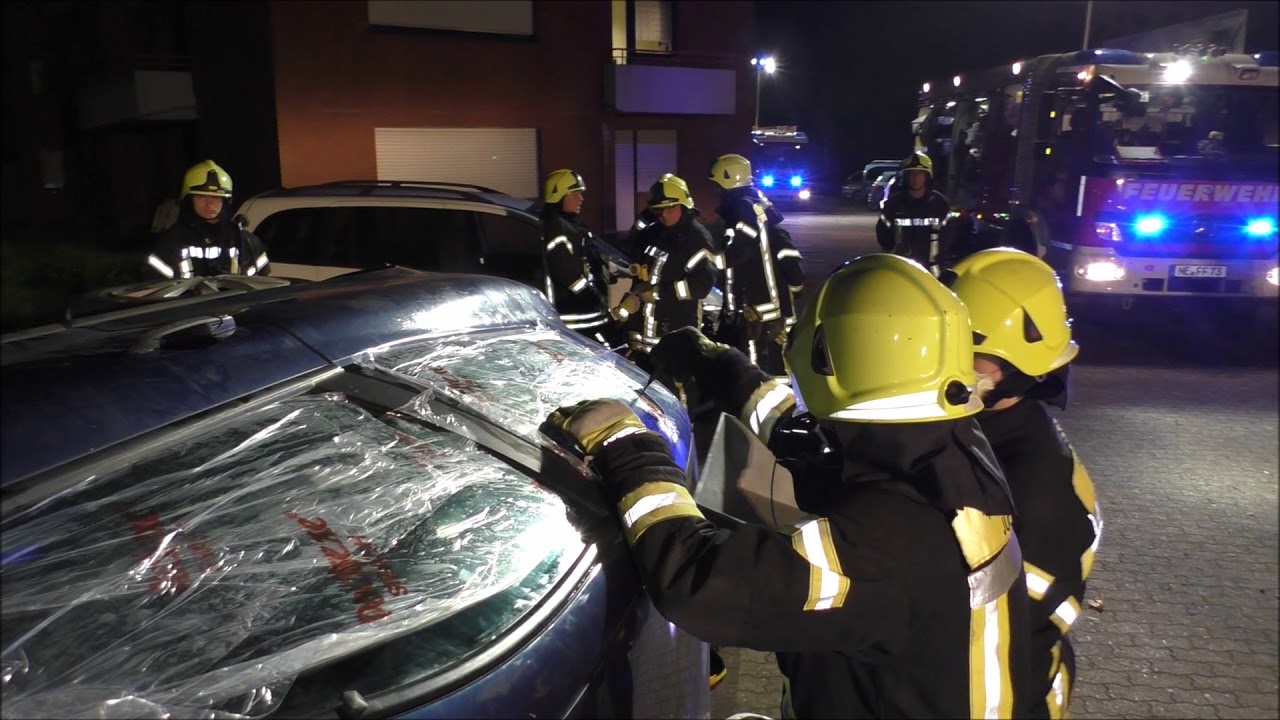 Technische Rettung: PKW liegt auf der Seite