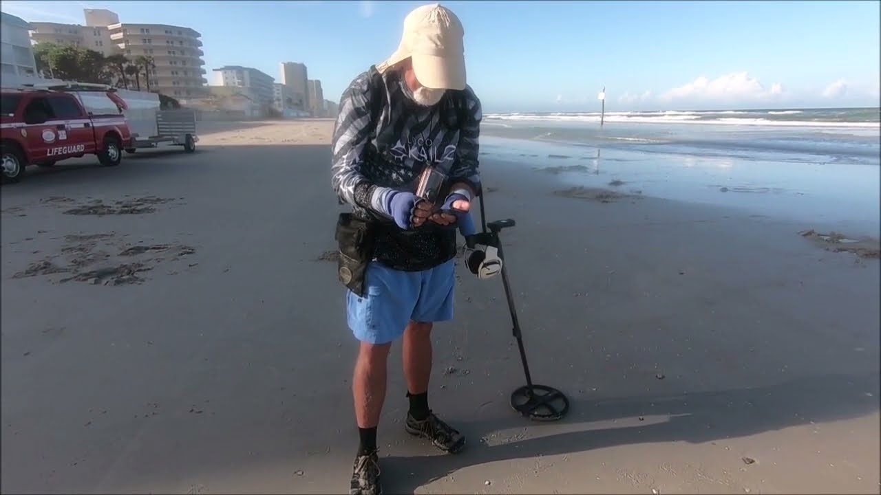 METAL DETECTING DAYTONA BEACH + HURRICANE IAN = 100 YEAR OLD SILVER COINS FOUND