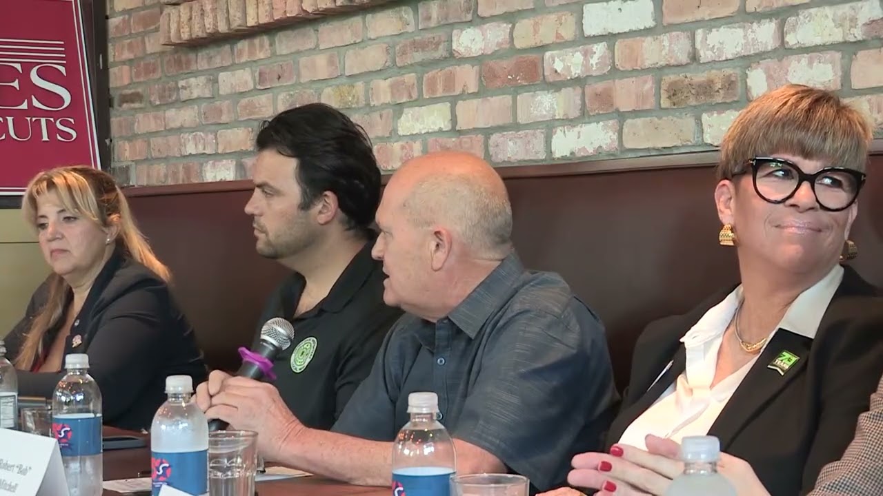 Роберт Митчелл выступает на круглом столе, посвященном снижению налогов для работающих семей.