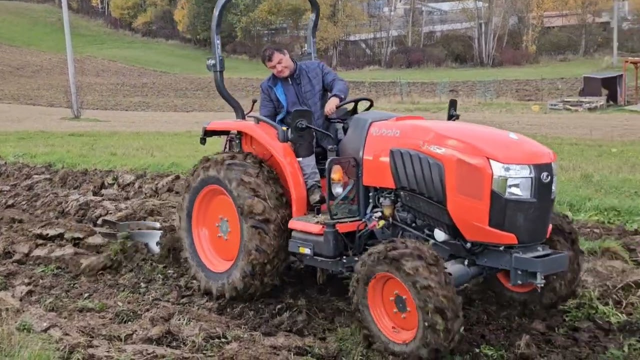 Kubota L1-452 a JCB bager na roli , orba