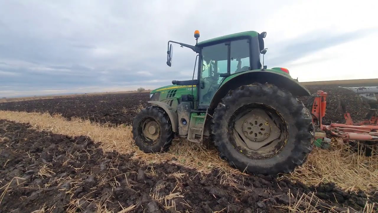 Ce consum are la arat JohnDeere 6120M la un hectar și cât face pe oră