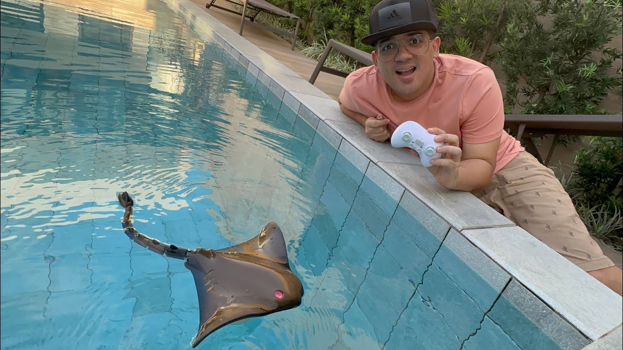 COLOQUEI UMA ARRAIA DE CONTROLE REMOTO DENTRO DA PISCINA! (Ultra real)