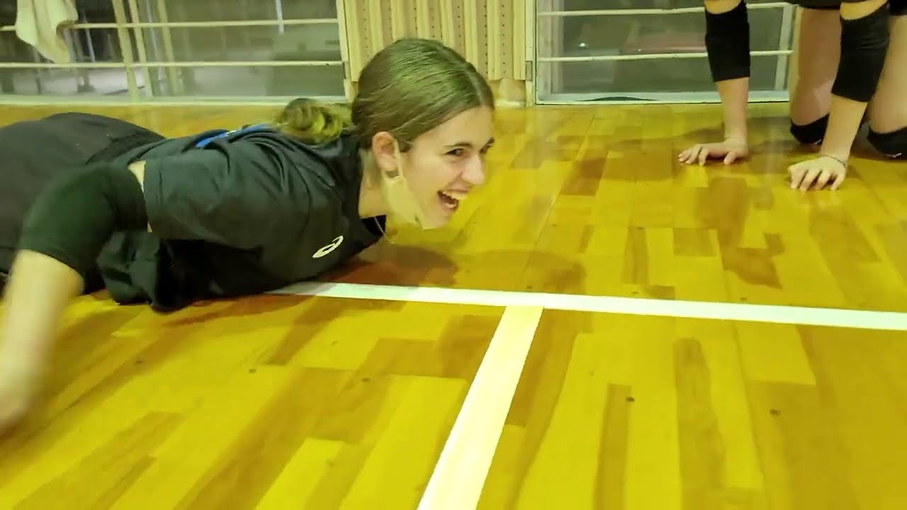 ハピ監　糸島 バレーボール女子💗フライングレシーブ練習@hapikan　コレ本気なんですよ🔥