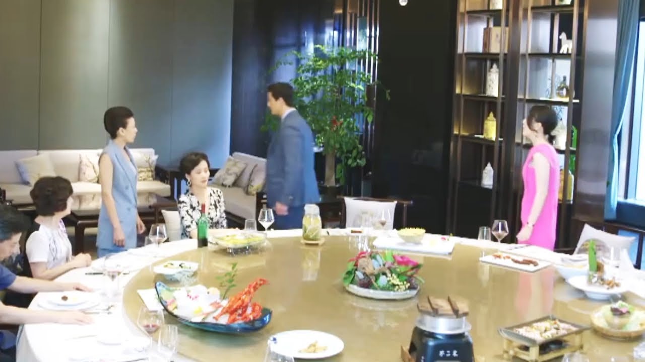 總裁得知女孩才是自己聊了3年的網友，立馬退婚心機姐姐，衝出去追女孩！