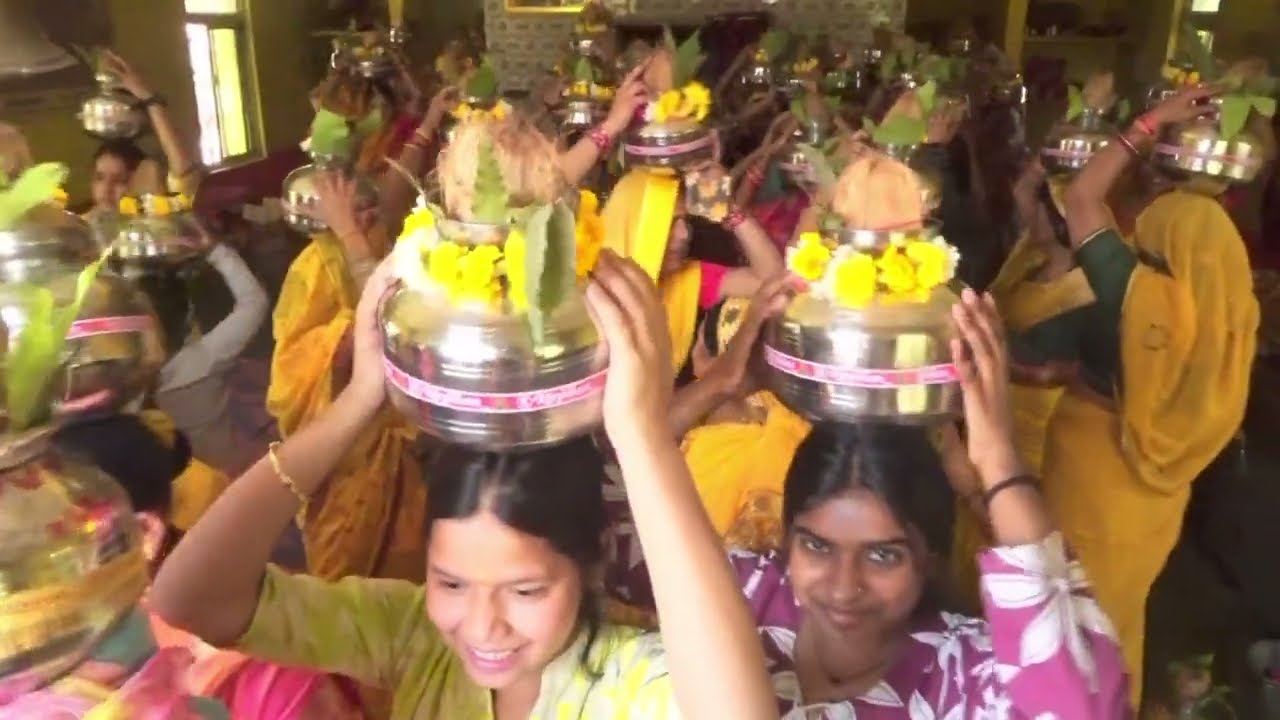 भव्य कलश यात्रा पिंटू पार्क आदर्श नगर ग्वालियर कथा व्यास पंडित बृजेश पांडे जी महाराज ग्वालियर