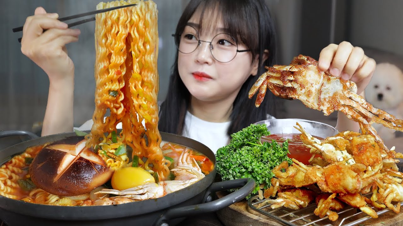 Хрустящие жареные маленькие крабы и острый рамен🦀Mukbang ASMR