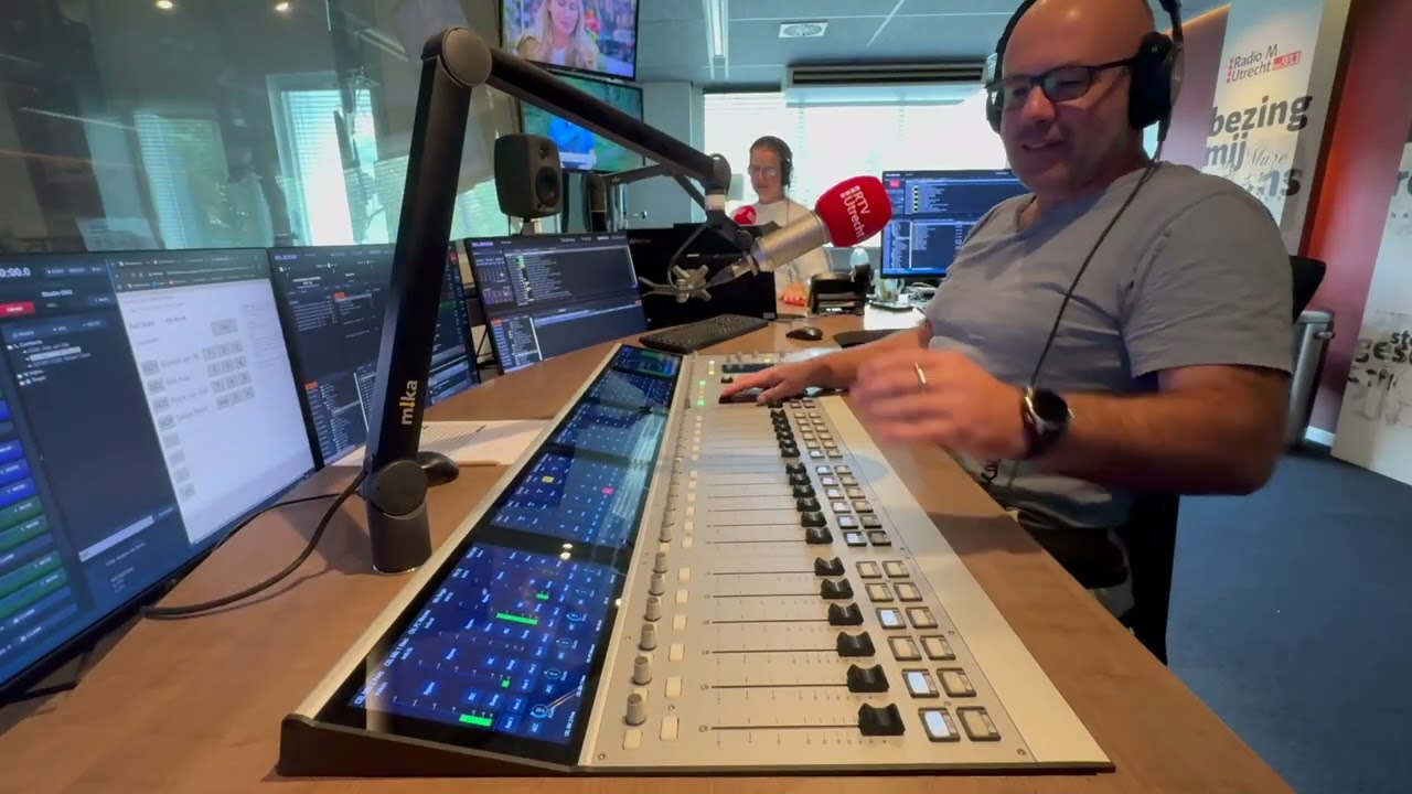 Vanuit RTV Utrecht radiostudio 2, een kijkje bij De Servicelijn van Radio M Utrecht op 23-08-2025.