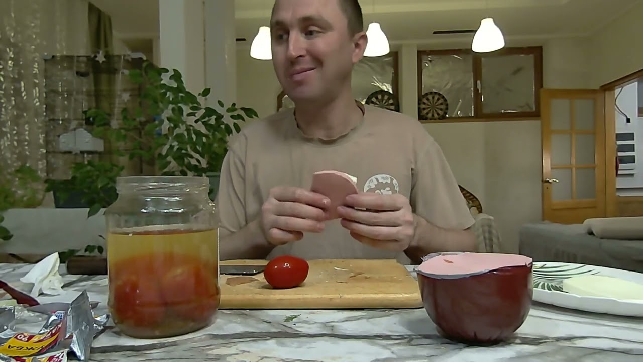 Гумбургер с колбасой, луком, зеленью, и сыром, обзор живого кваса и вкусное пирожное,  мукбанг 
