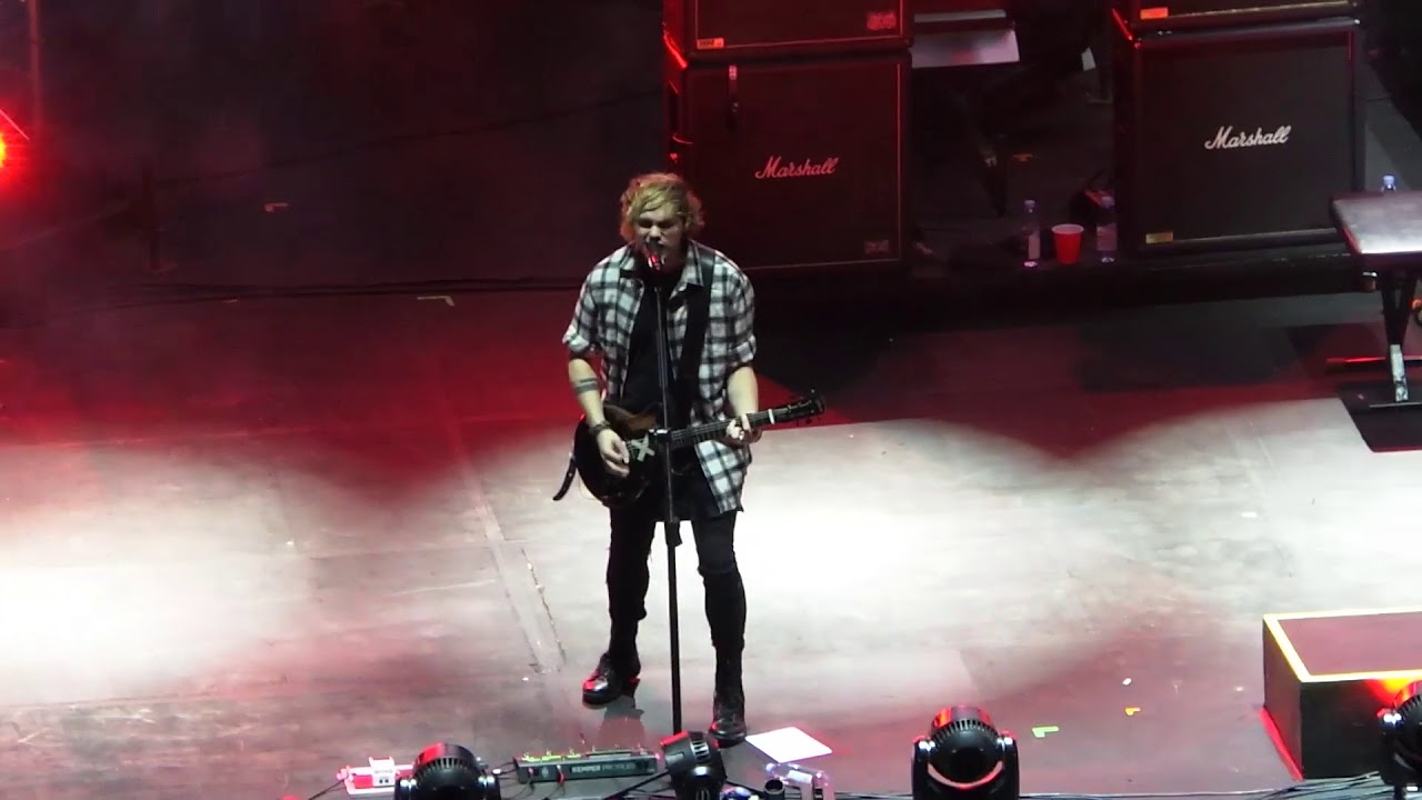 CASTAWAY (5 Seconds Of Summer | 2017 Momentum Live MNL)