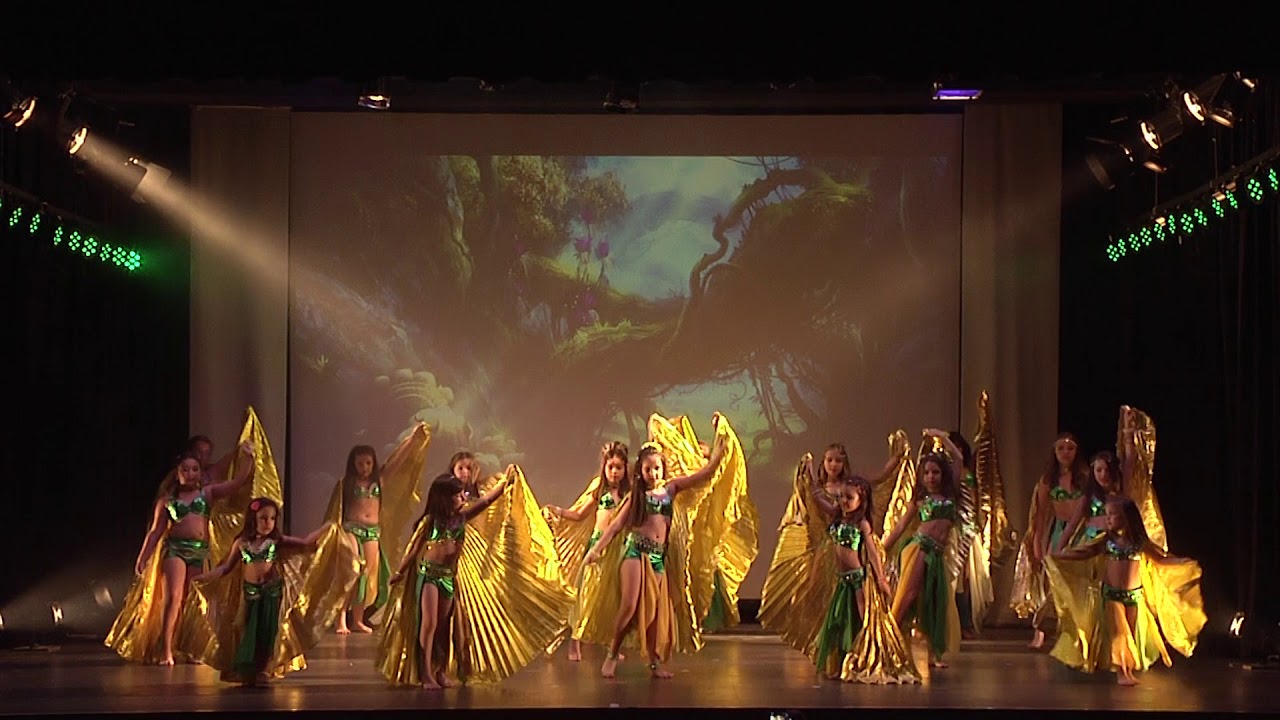 Danza oriental infantil con alas de Isis