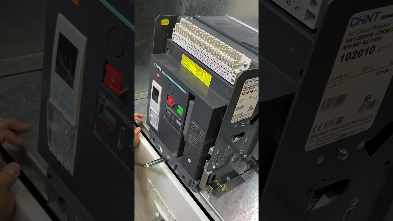Insertando interruptor autom&aacute;tico extra&iacute;ble #mantenimiento #electricista #electrician #Interruptores