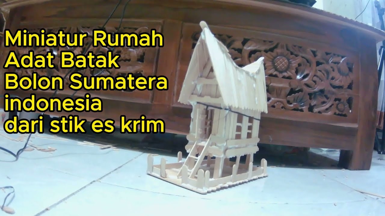 Miniatur rumah adat batak bolon sumatera indonesia dari stik es krim