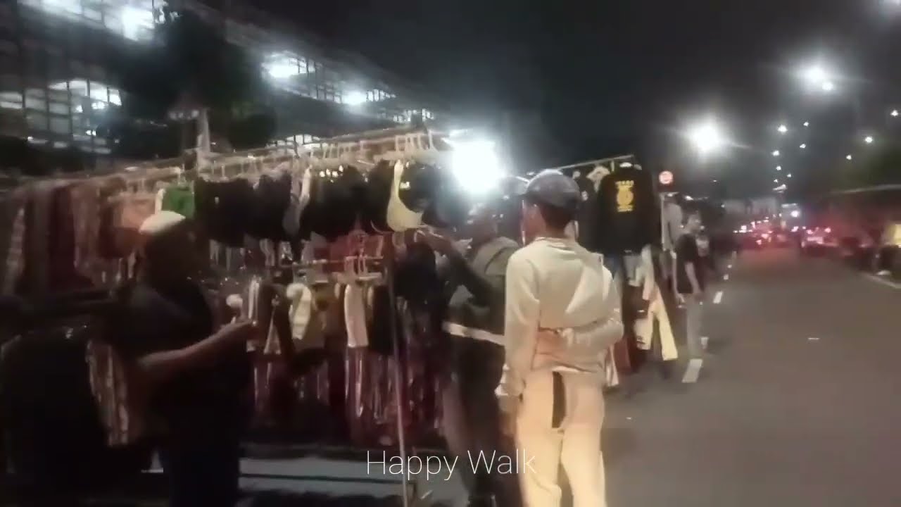 MALAM HARI SEPANJANG JALAN DIPADATI PENJUAL BAJU BEKAS 
