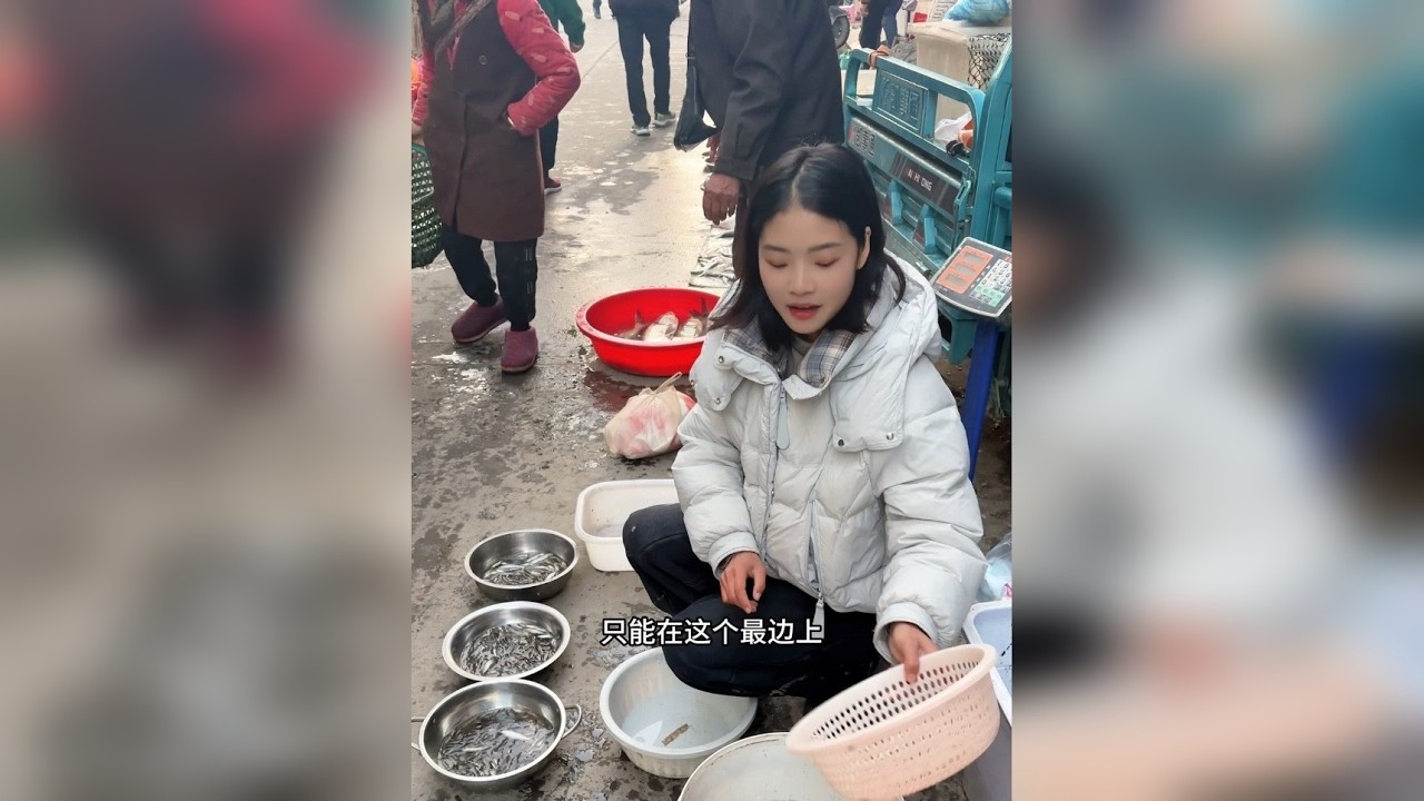 干塘卖鱼第一天，赶集迟到了，摊位不保，叔叔阿姨婆婆们帮我找摊位，体验乡镇集市的烟火气，看看我卖的怎么样？