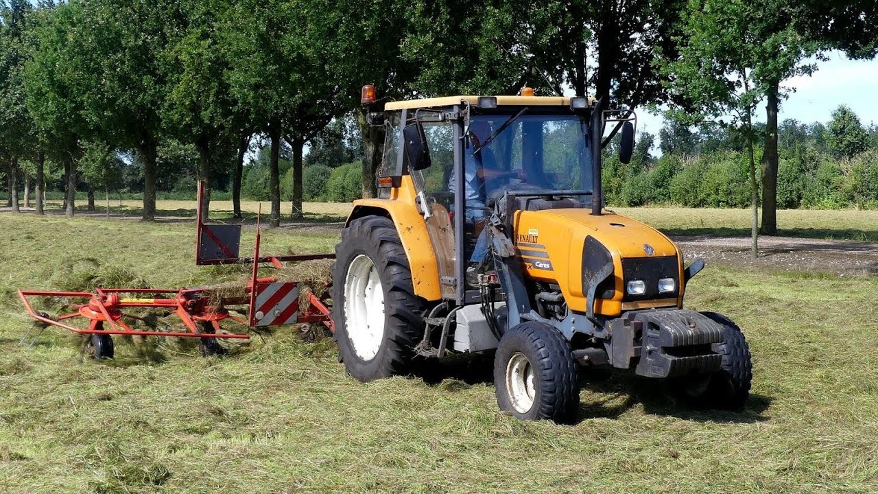 Gras oogst met Renault en Valtra. Melkveeb. Kazemier Froombosch.