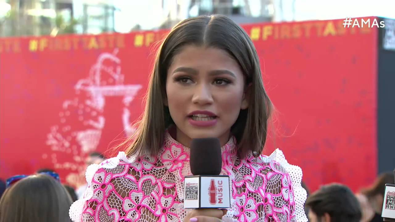 Zendaya Red Carpet Interview - AMAs 2015