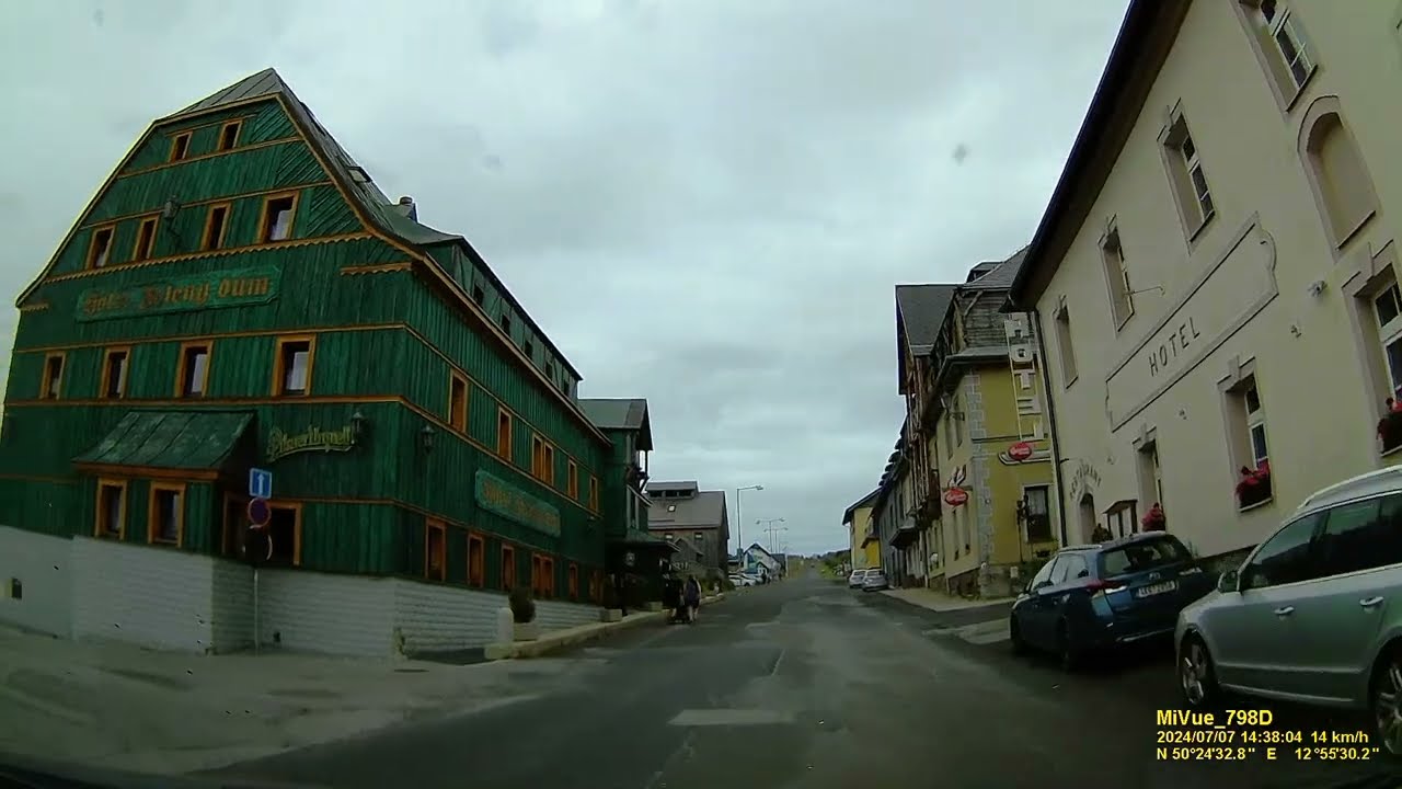 CZ: Boží Dar (Gottesgab). Karlovarský kraj. Rundfahrt durch die Stadtmitte. Juli 2024