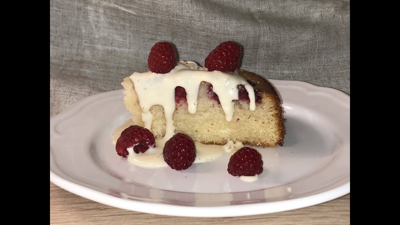 Semolina raspberry cake served with vanilla sauce