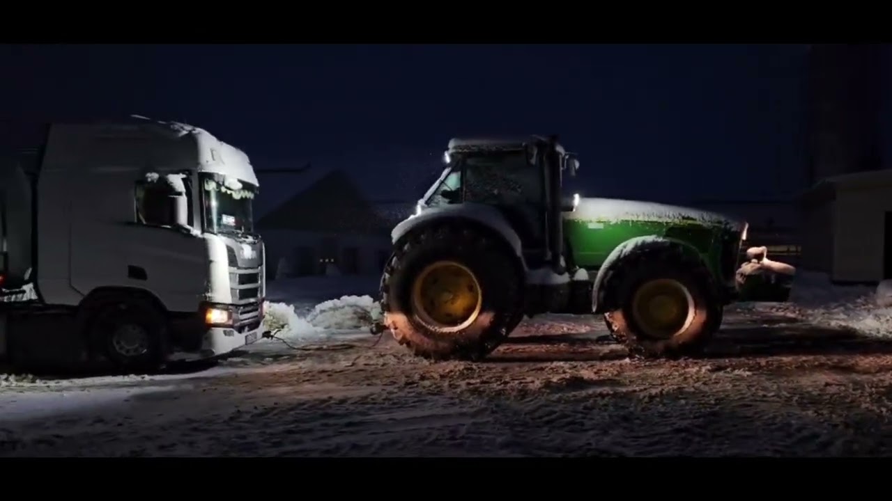 John Deere 8520 w akcji zima... na ratunek mleczarce 