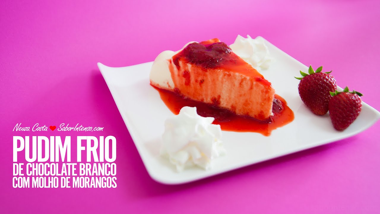 Pudim Frio de Chocolate Branco com Molho de Morangos