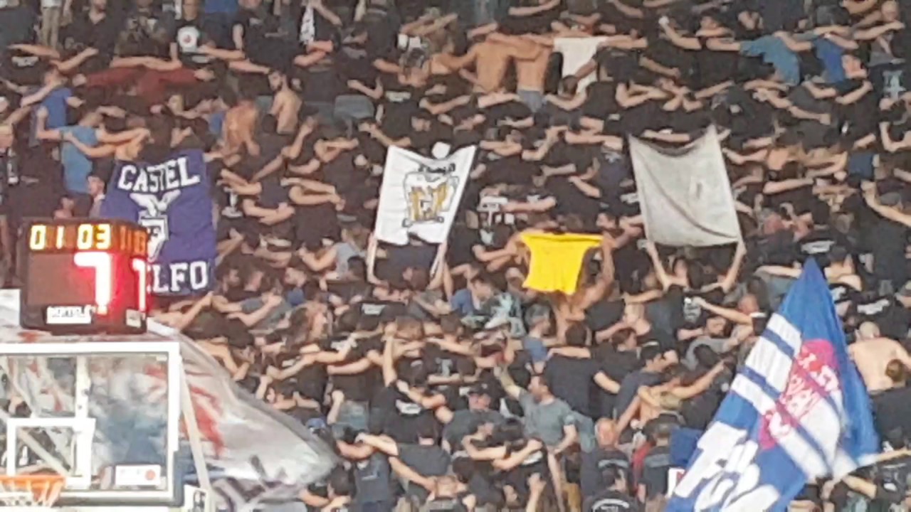 FOSSA DEI LEONI  (cori contro la Virtus, sciarpata e tutti girati) Fortitudo vs Agrigento