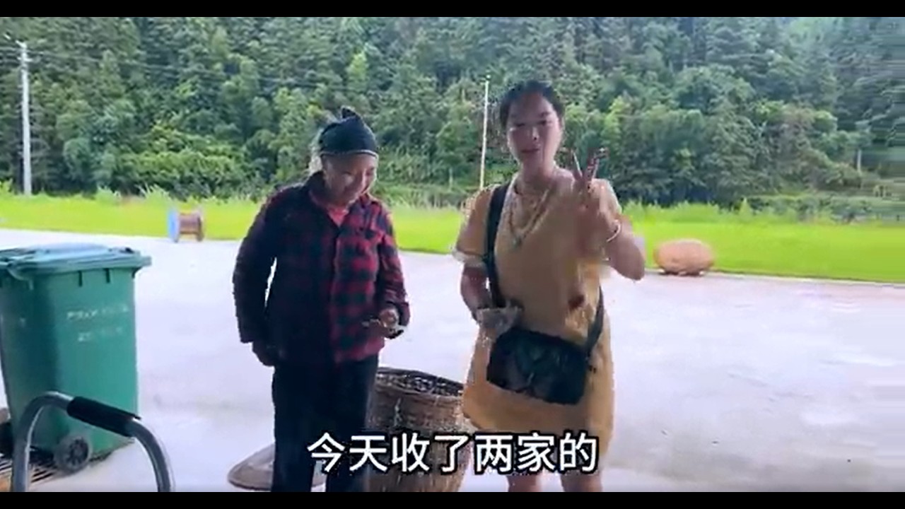 大姨捞了很多小鱼回来，秋子把小鱼仔做成了一道美食，大家听懂后都说味道杠杠的